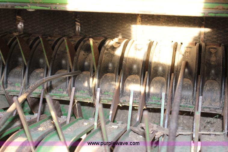 image for item H1346 2004 John Deere 567 round baler