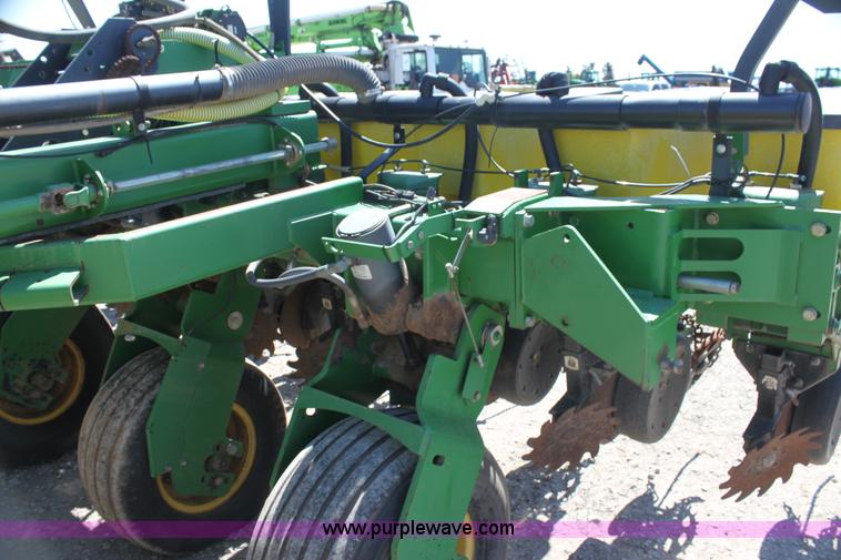 image for item H2148 1999 John Deere 1780 planter