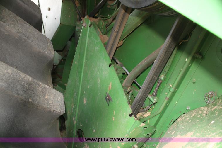 image for item H2200 1983 John Deere 7720 combine