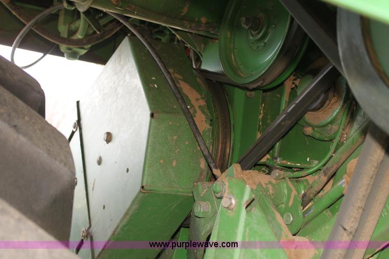 image for item H2200 1983 John Deere 7720 combine