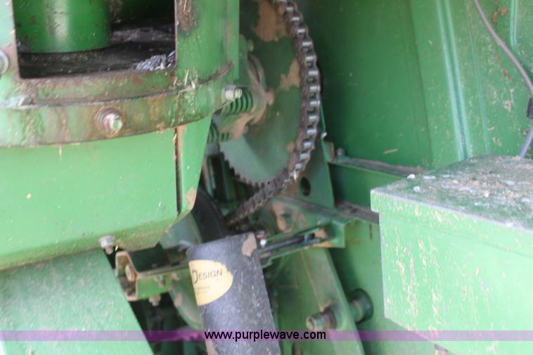 image for item H2200 1983 John Deere 7720 combine