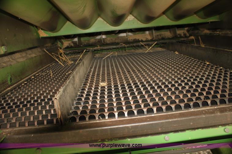 image for item H2200 1983 John Deere 7720 combine