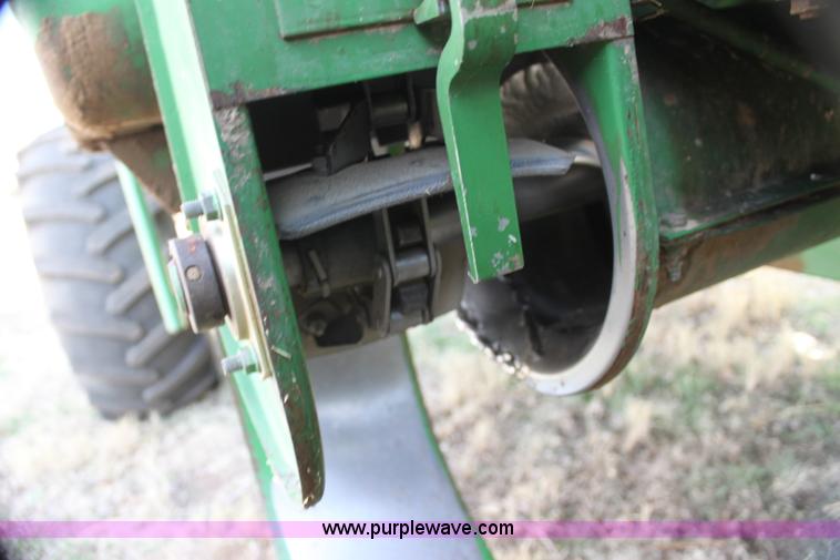 image for item H2200 1983 John Deere 7720 combine