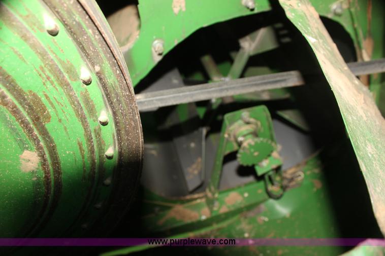 image for item H2200 1983 John Deere 7720 combine