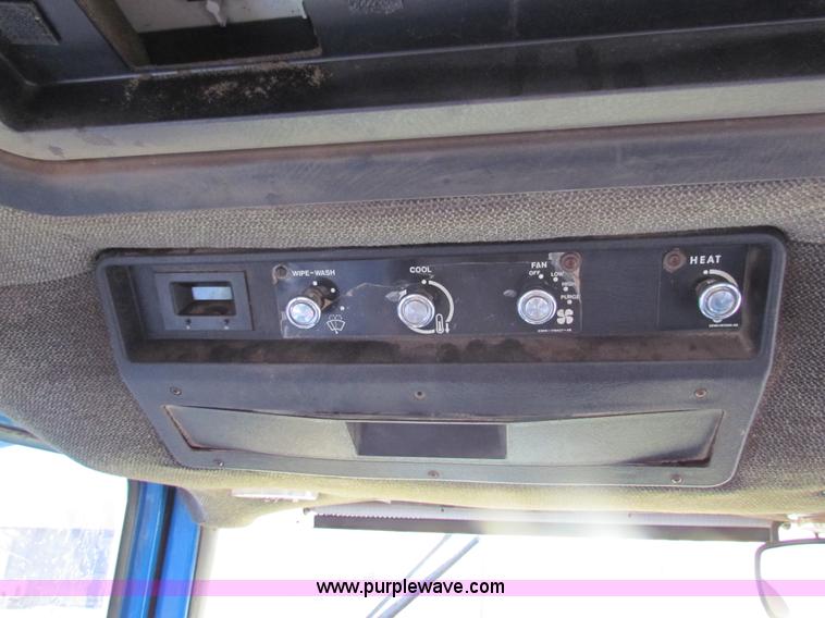 image for item H2216 1991 Ford 7710 tractor