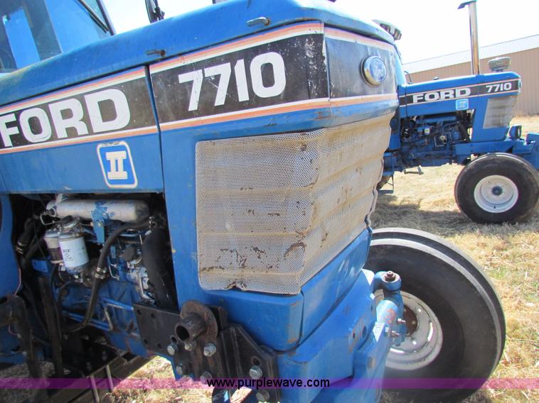 image for item H2216 1991 Ford 7710 tractor