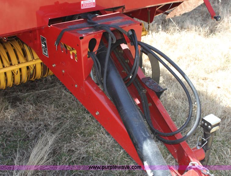image for item H2218 2009 New Holland BR7090 round baler