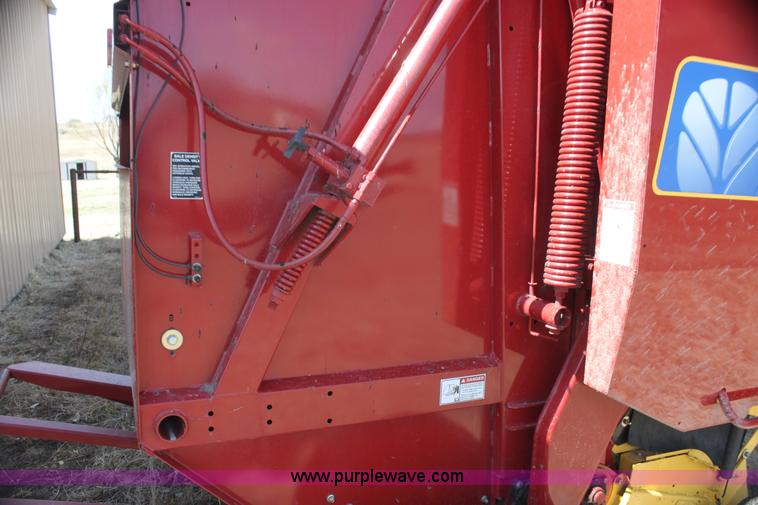 image for item H2218 2009 New Holland BR7090 round baler