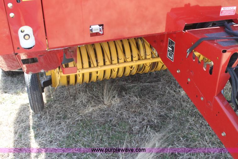 image for item H2218 2009 New Holland BR7090 round baler