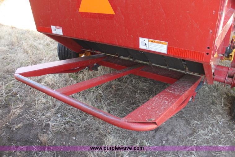 image for item H2218 2009 New Holland BR7090 round baler