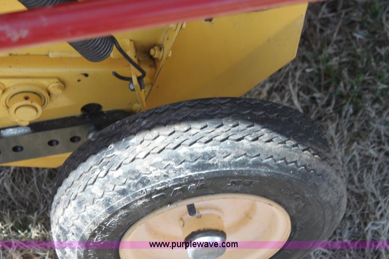 image for item H2218 2009 New Holland BR7090 round baler