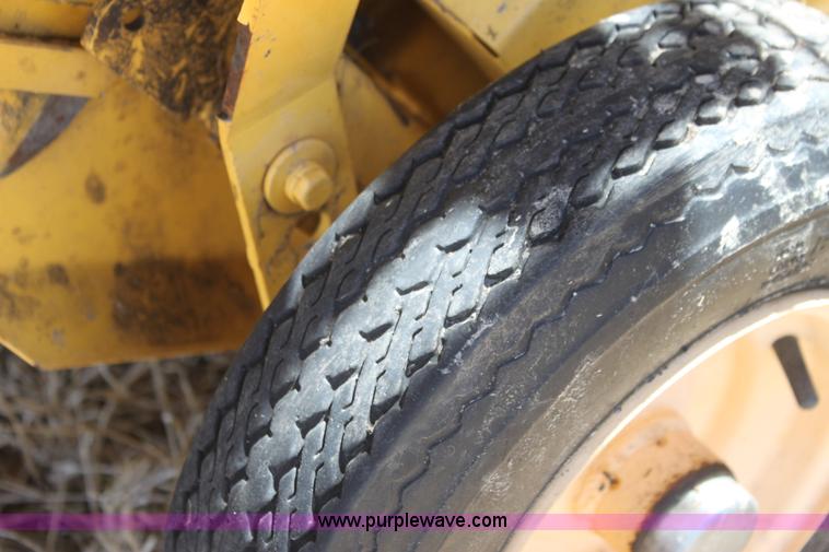 image for item H2218 2009 New Holland BR7090 round baler