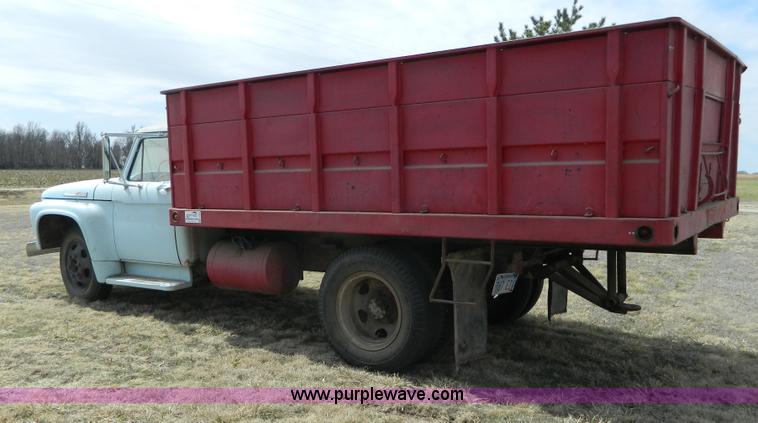 image for item H2494 1962 Ford F600 grain truck