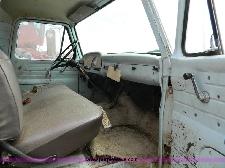 image for item H2494 1962 Ford F600 grain truck