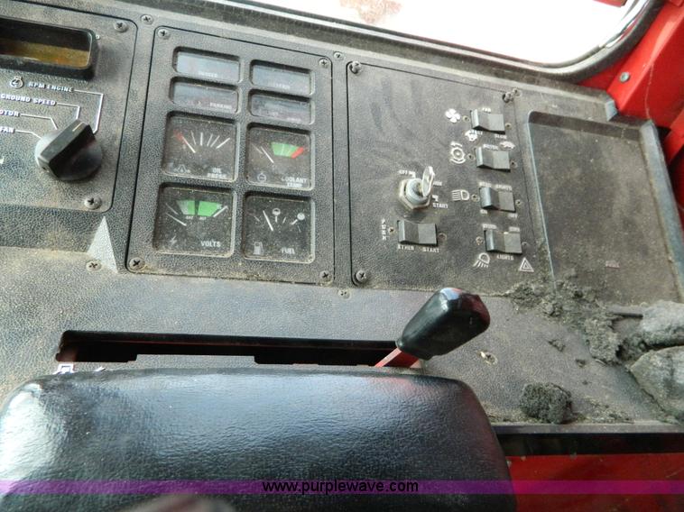 image for item H2495 1981 International 1460 Axial-Flow combine