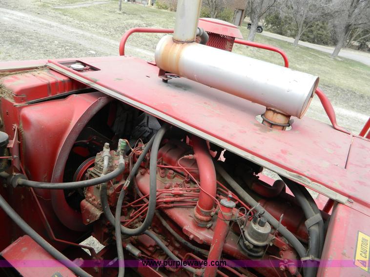 image for item H2495 1981 International 1460 Axial-Flow combine