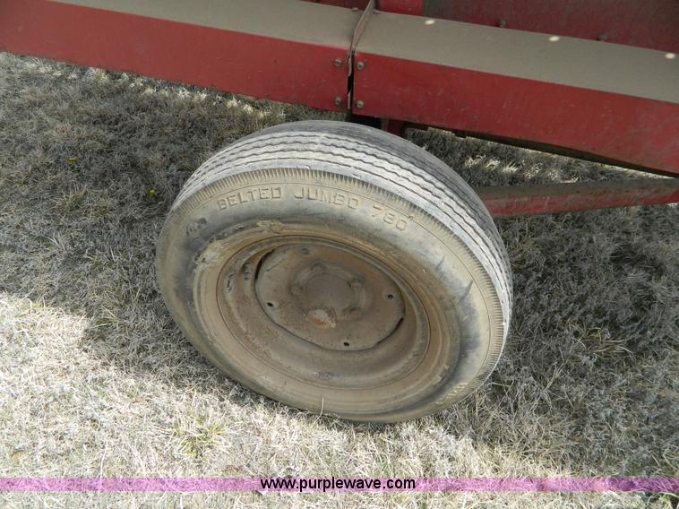 image for item H2495 1981 International 1460 Axial-Flow combine