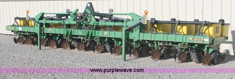 image for item H5720 2000 John Deere 1720 Integral Stack-Fold planter