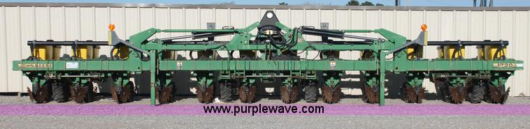 image for item H5720 2000 John Deere 1720 Integral Stack-Fold planter