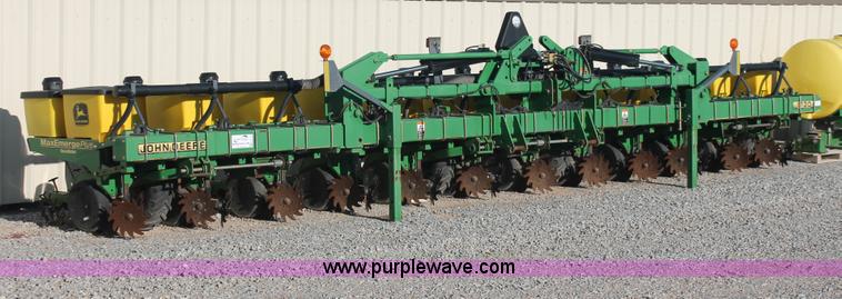 image for item H5720 2000 John Deere 1720 Integral Stack-Fold planter