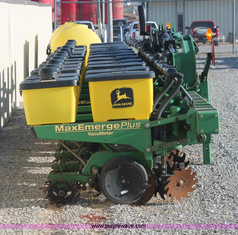 image for item H5720 2000 John Deere 1720 Integral Stack-Fold planter