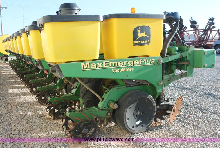 image for item H5720 2000 John Deere 1720 Integral Stack-Fold planter