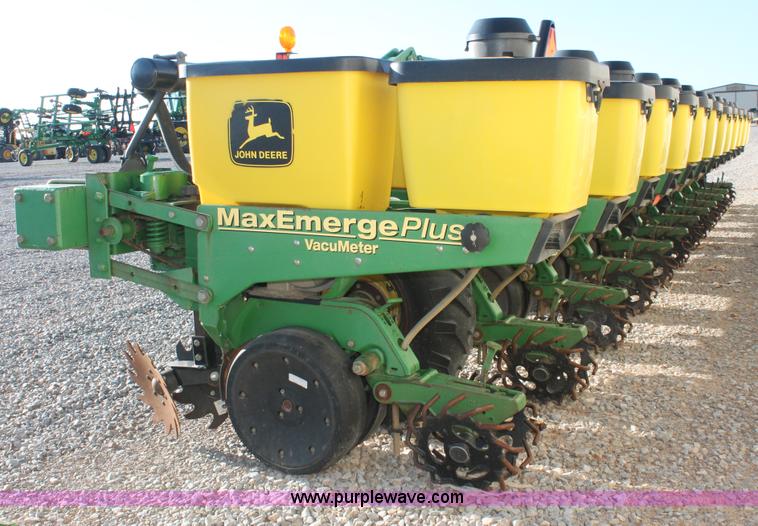 image for item H5720 2000 John Deere 1720 Integral Stack-Fold planter