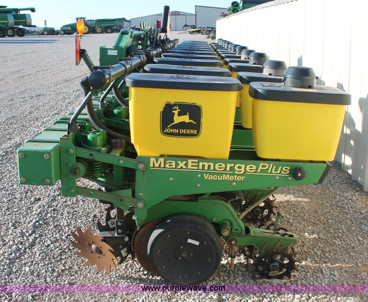 image for item H5720 2000 John Deere 1720 Integral Stack-Fold planter