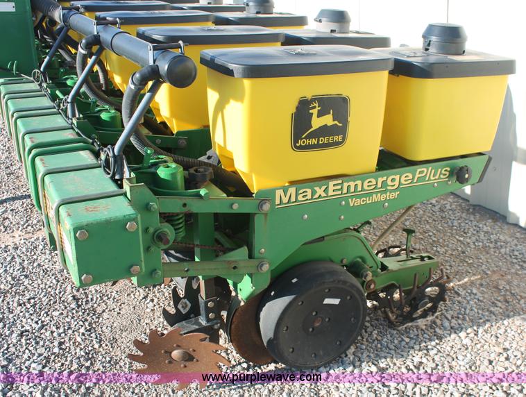 image for item H5720 2000 John Deere 1720 Integral Stack-Fold planter
