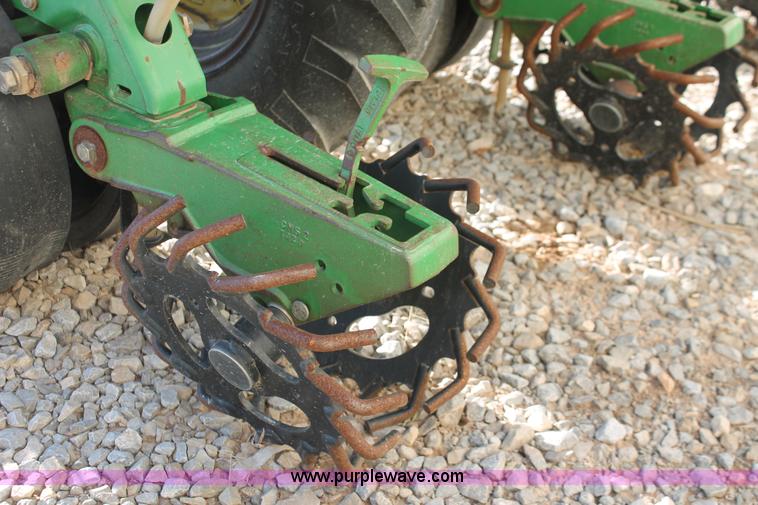 image for item H5720 2000 John Deere 1720 Integral Stack-Fold planter