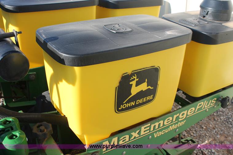 image for item H5720 2000 John Deere 1720 Integral Stack-Fold planter
