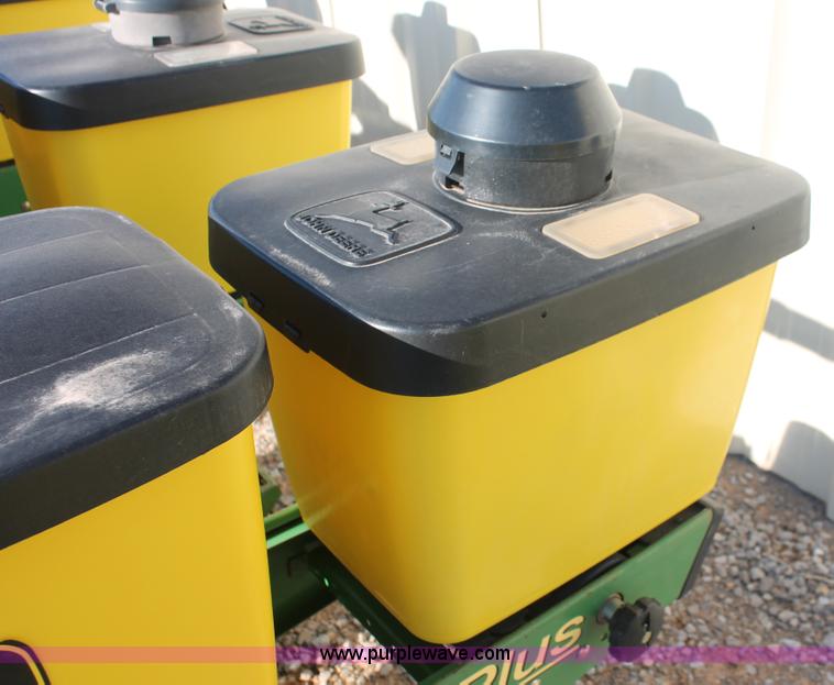 image for item H5720 2000 John Deere 1720 Integral Stack-Fold planter