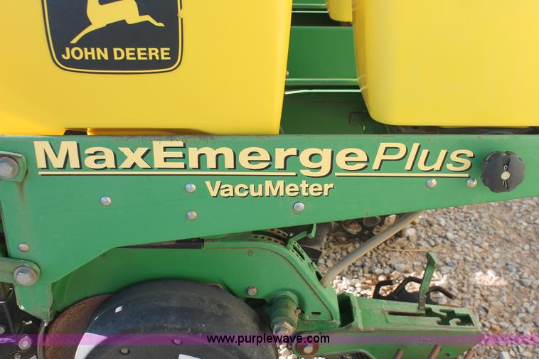 image for item H5720 2000 John Deere 1720 Integral Stack-Fold planter