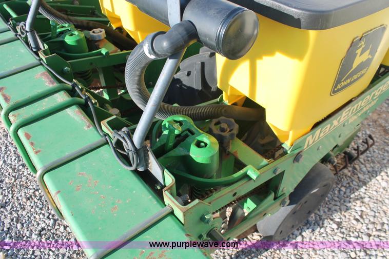 image for item H5720 2000 John Deere 1720 Integral Stack-Fold planter