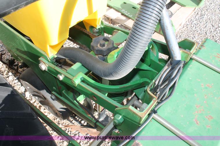 image for item H5720 2000 John Deere 1720 Integral Stack-Fold planter