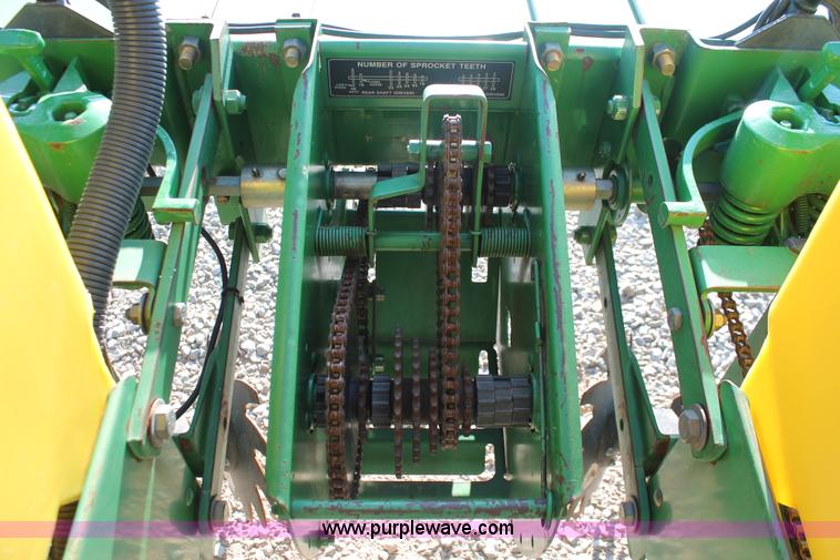 image for item H5720 2000 John Deere 1720 Integral Stack-Fold planter