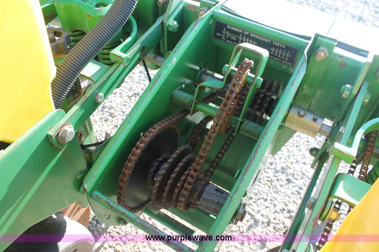 image for item H5720 2000 John Deere 1720 Integral Stack-Fold planter