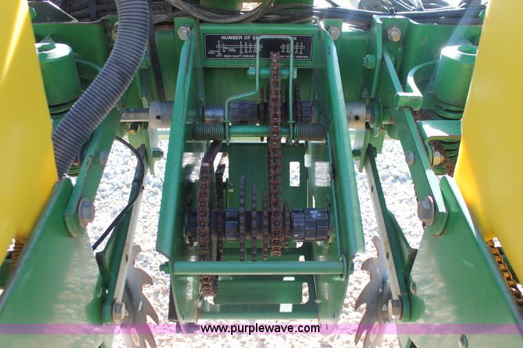 image for item H5720 2000 John Deere 1720 Integral Stack-Fold planter