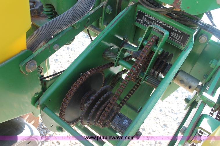 image for item H5720 2000 John Deere 1720 Integral Stack-Fold planter
