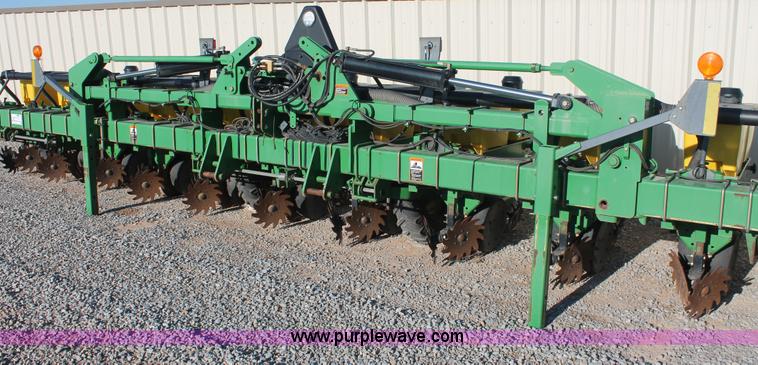image for item H5720 2000 John Deere 1720 Integral Stack-Fold planter