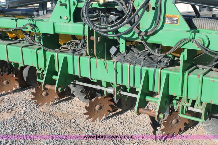 image for item H5720 2000 John Deere 1720 Integral Stack-Fold planter