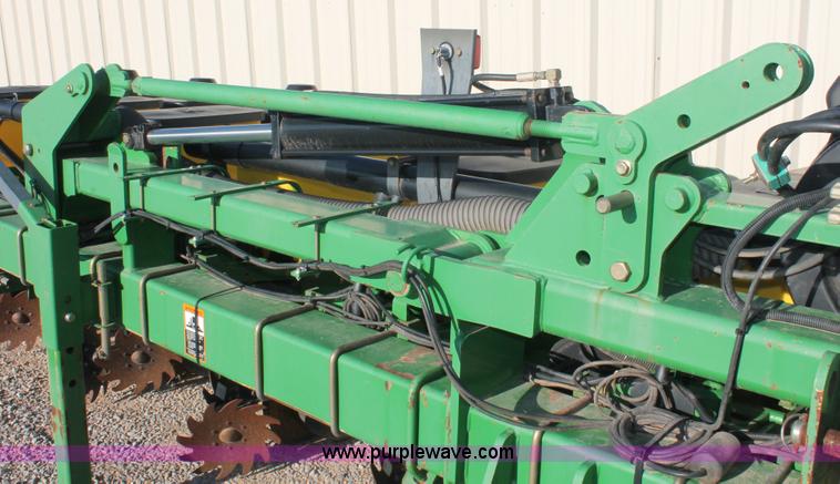 image for item H5720 2000 John Deere 1720 Integral Stack-Fold planter