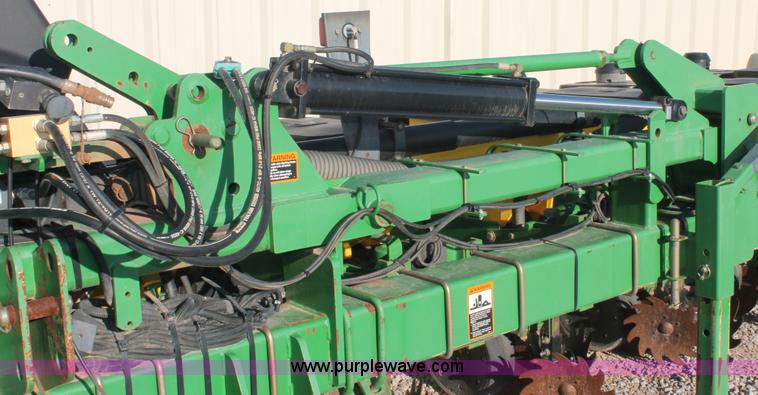 image for item H5720 2000 John Deere 1720 Integral Stack-Fold planter