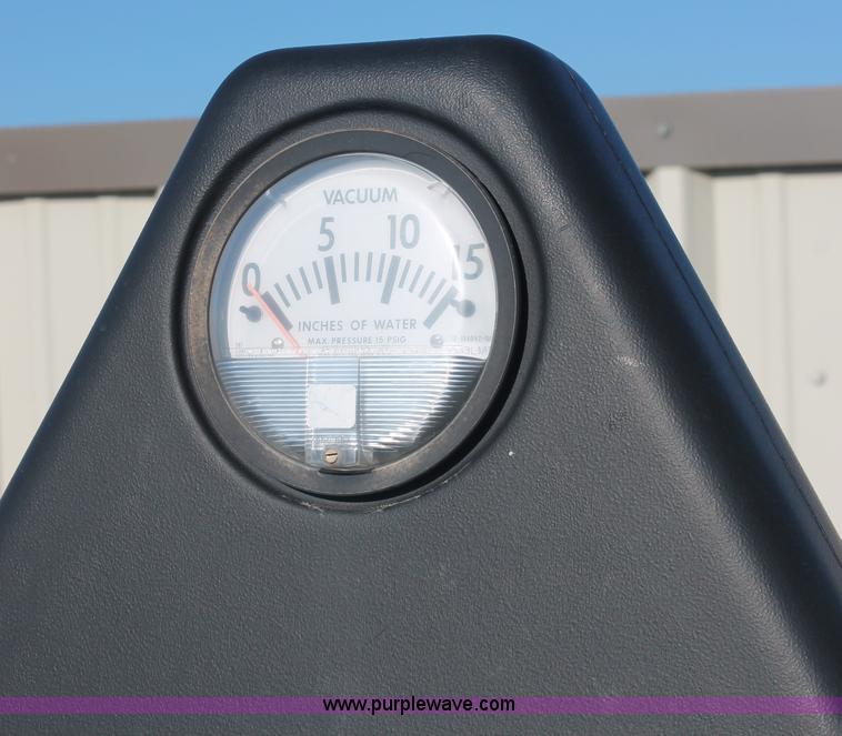 image for item H5720 2000 John Deere 1720 Integral Stack-Fold planter