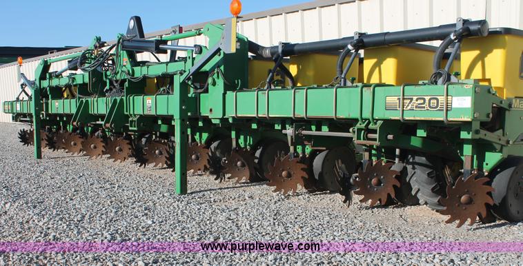 image for item H5720 2000 John Deere 1720 Integral Stack-Fold planter