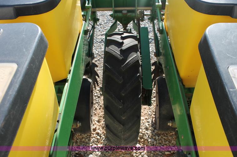 image for item H5720 2000 John Deere 1720 Integral Stack-Fold planter