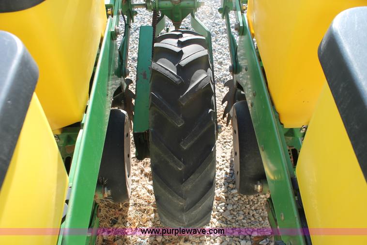 image for item H5720 2000 John Deere 1720 Integral Stack-Fold planter