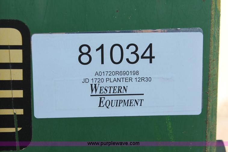 image for item H5720 2000 John Deere 1720 Integral Stack-Fold planter