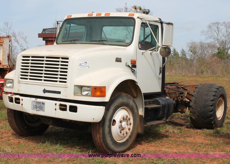 image for item H5727 1999 International 4700 truck cab and chassis