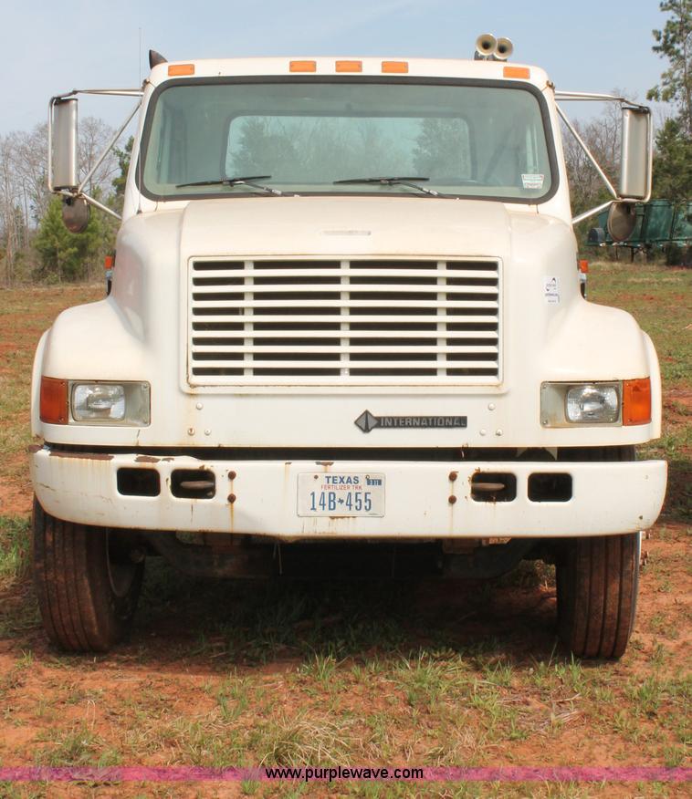 image for item H5727 1999 International 4700 truck cab and chassis